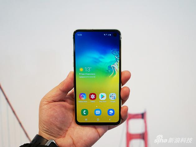 手感不错的S10e对标iPhone XR